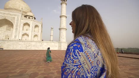 Orbiting-Shot-of-Two-Women-at-the-Taj-Mahal