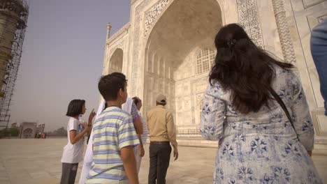 Kameraschwenk-Von-Touristen-Im-Taj-Mahal
