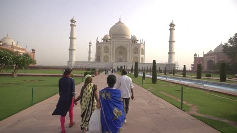 People-Walking-Towards-the-Taj-Mahal
