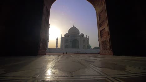 Nähert-Sich-Dem-Taj-Mahal-Durch-Einen-Torbogen