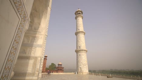 Acercarse-a-un-minarete-de-Taj-Mahal