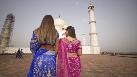 Panning-Shot-of-Two-Girls-at-the-Taj-Mahal