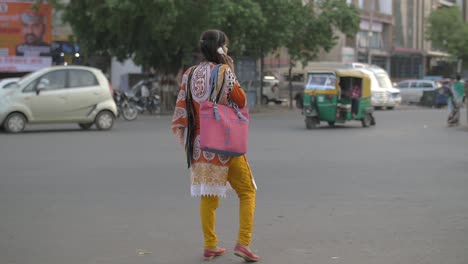 Indische-Frau-Telefoniert