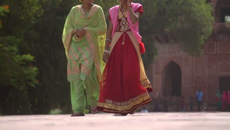 Zwei-Junge-Frauen-In-Traditioneller-Indischer-Tracht