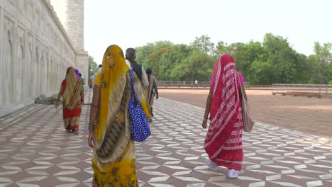 Indische-Männer-Und-Frauen-In-Traditioneller-Kleidung