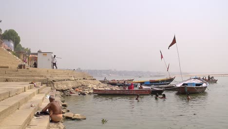 Hombre-agachado-en-el-Ganges-Ghats