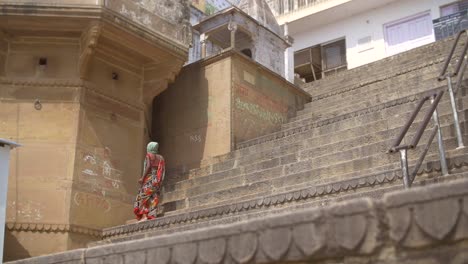 Mujer-India-caminando-por-el-Ganges-Ghats