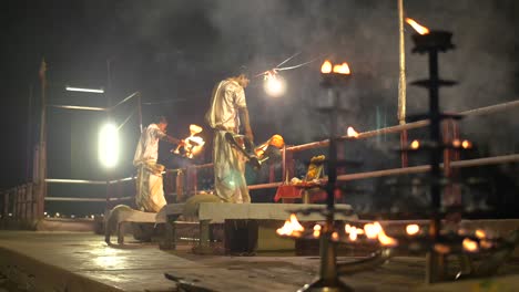 Focus-Pull-en-los-candelabros-ceremoniales-Ganga-Aarti