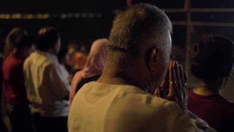 Un-hombre-rezando-en-una-ceremonia-religiosa-en-Varanasi
