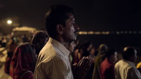 Orando-en-la-ceremonia-religiosa-en-Varanasi