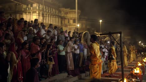 Hombres-y-mujeres-rezando-en-la-ceremonia-en-Varanasi