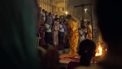 Oración-y-Espiritualidad-en-la-Ceremonia-Nocturna-en-Varanasi