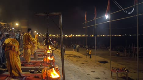 Sacerdotes-realizando-ritual-ceremonial-en-la-India