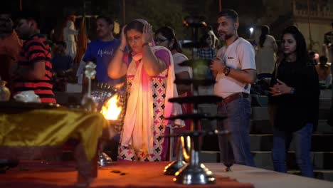 Espiritualidad-de-la-llama-purificadora-en-la-ceremonia-en-Varanasi