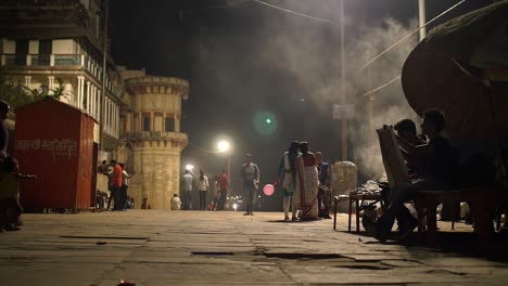 Männer-Und-Frauen-Auf-Der-Indischen-Straße-Nachts