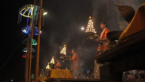 Hombres-indios-sostienen-candelabros-ceremoniales