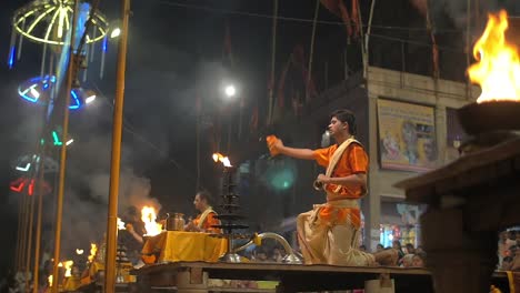Ceremonious-Nighttime-Rituals-in-Varanasi