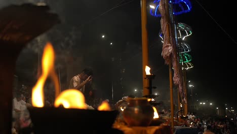 Hombres-realizando-la-ceremonia-de-Ganga-Aarti-en-India