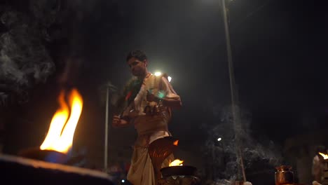 El-hombre-realiza-gestos-ceremoniales-de-Ganga-Aarti