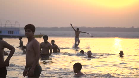 Bañistas-en-las-aguas-poco-profundas-del-Ganges-al-atardecer