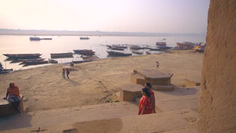 Indian-Women-Walking-Along-the-Ganges