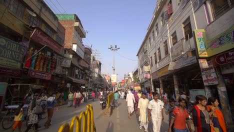 Rastreando-la-concurrida-calle-comercial-de-Varanasi