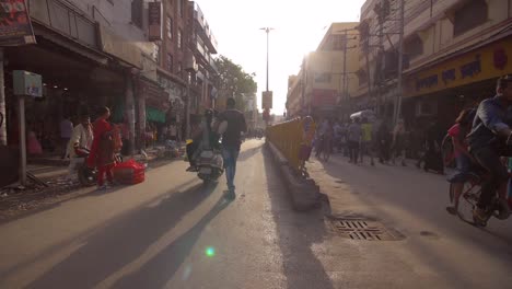 Kamerafahrt-Entlang-Der-Belebten-Straße-Von-Varanasi