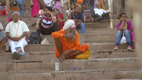 Indischer-Sadhu-Sitzt-Auf-Ganges-Ghat