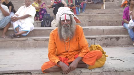 Indischer-Sadhu-Sitzt-Mit-Gekreuzten-Beinen