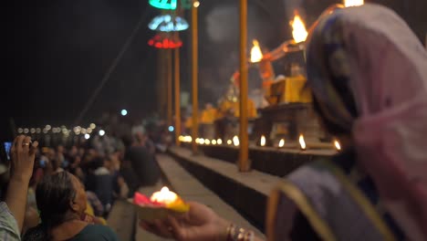 Mujer-sostiene-vela-en-la-ceremonia-de-Ganga-Aarti