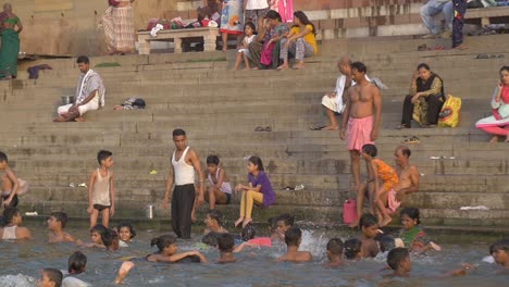 People-Paddling-in-the-Ganges