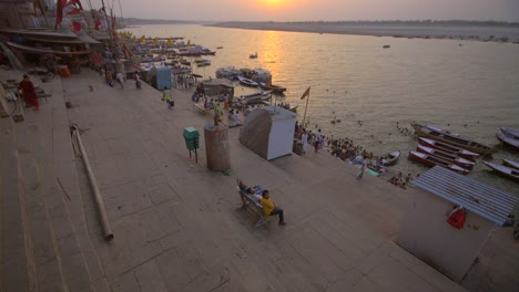 Reveal-Shot-of-the-Ganges-Riverbank-at-Sunset