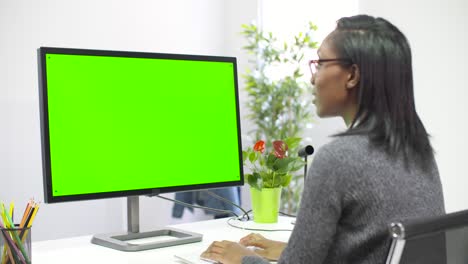 Mujer-que-trabaja-en-la-pantalla-de-la-computadora-Chroma
