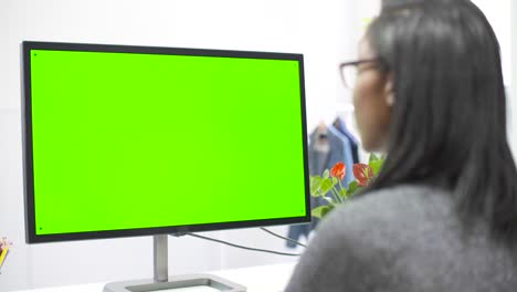 Mujer-que-trabaja-en-la-pantalla-de-la-computadora-Chroma