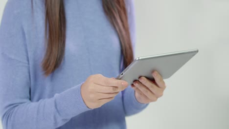Cerca-de-mujer-usando-tableta