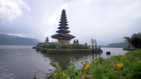 Bratan-Lake-Pagoda