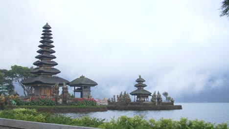 Large-and-Small-Pagodas-on-the-Bratan-Lake