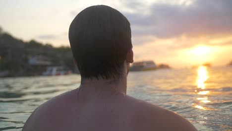 Schwimmer-Mit-Blick-Auf-Das-Meer-Bei-Sonnenuntergang