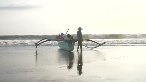 Pescador-empujando-una-canoa-hacia-el-mar