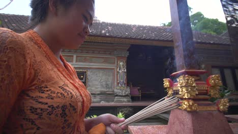 Frau-Verbrennt-Weihrauch-In-Einem-Indonesischen-Tempel