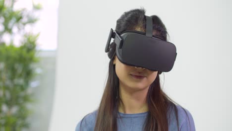 Junge-Dame,-Die-Im-VR-Headset-Gestikuliert-Und-Sich-Umschaut