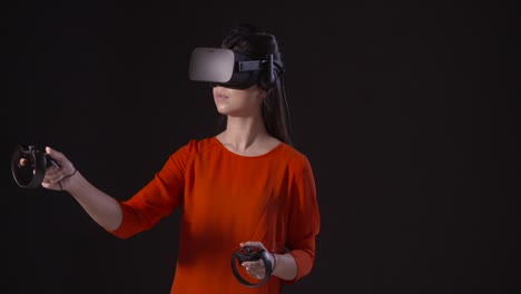Junge-Dame,-Die-Virtuelle-Realität-Spielt