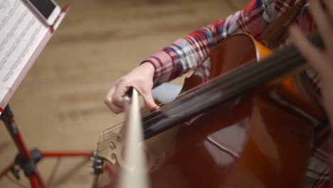 Focus-Pull-on-Cellist-Hands