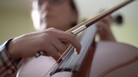 Mujer-tocando-violonchelo-pizzicato