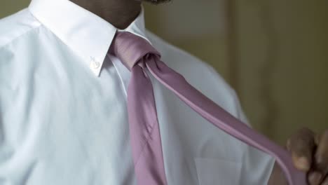 Mann-Bindet-Seine-Krawatte