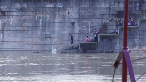 Menschen-Auf-überfluteten-Stufen-Am-Fluss-Seine