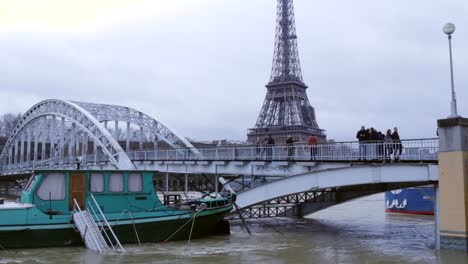Paris-überschwemmt-Mit-Eiffelturm-Im-Hintergrund