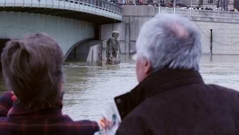 OTS-de-pareja-observando-la-estatua-de-Zouave-inundada