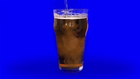 Bier-Auf-Blauem-Bildschirm-Einschenken