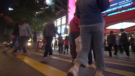 Ocupado-paso-de-peatones-de-Hong-Kong